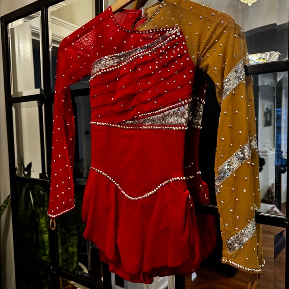 Red silver embellishments. Red sleeve and nude sleeve. Beautiful. - Picture 8 of 8